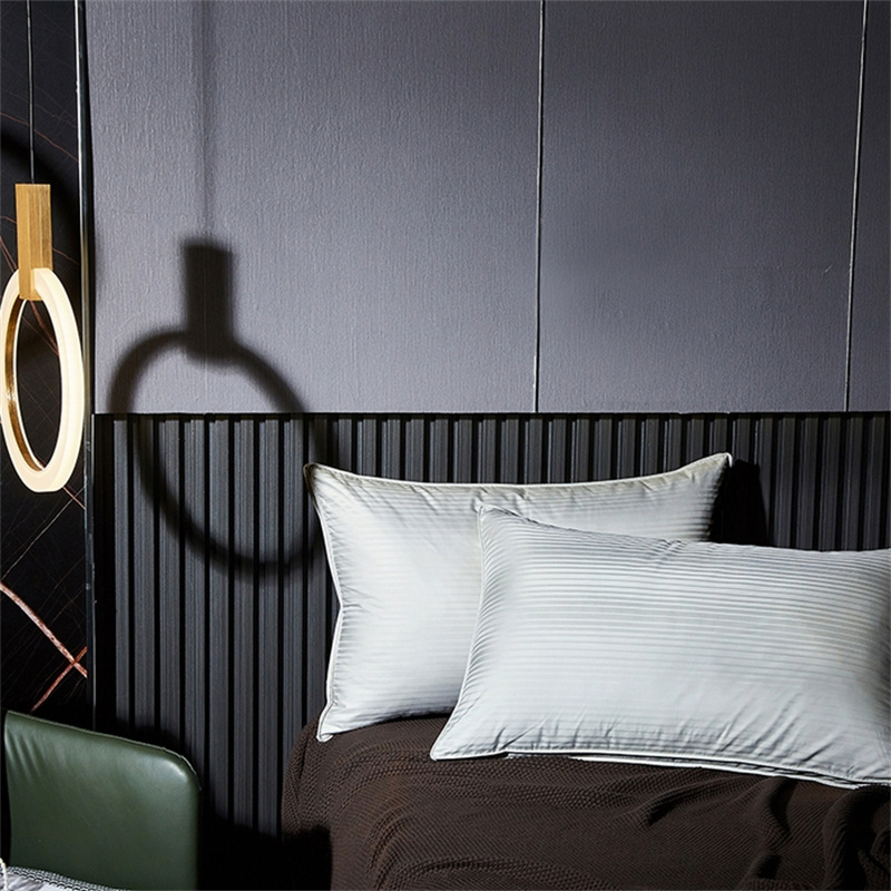 Duck Down Kolme kerrosta täytetyyny Sateen Stripe Tyyny Duck Down Kolme kerrosta täytetyyny Sateen Stripe Tyyny