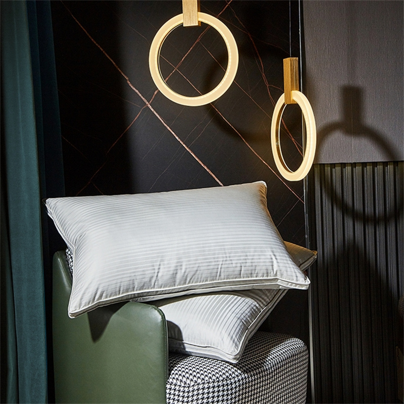 Duck Down Kolme kerrosta täytetyyny Sateen Stripe Tyyny Duck Down Kolme kerrosta täytetyyny Sateen Stripe Tyyny