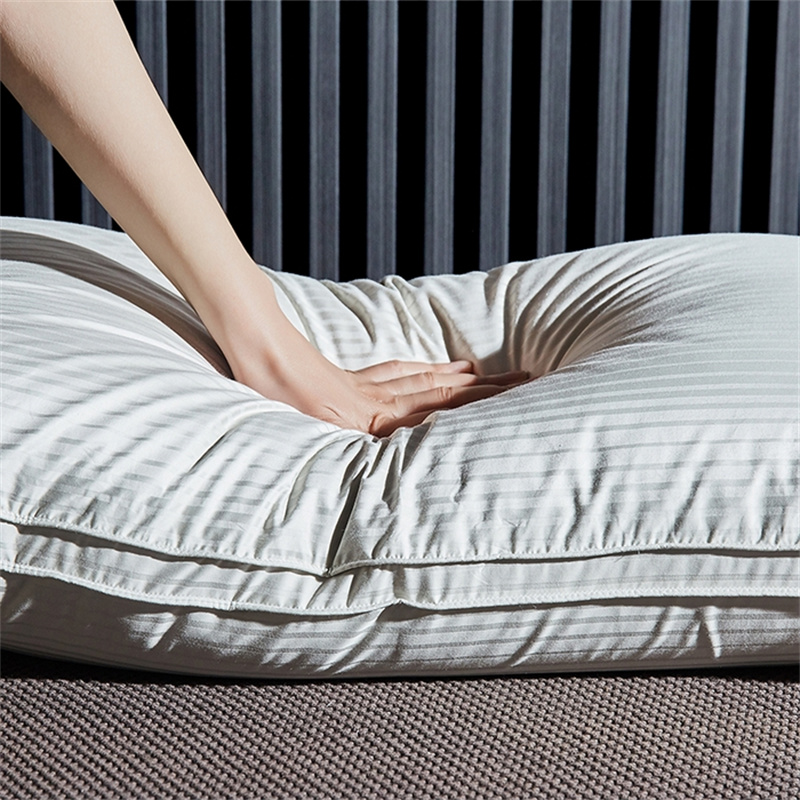 Duck Down Kolme kerrosta täytetyyny Sateen Stripe Tyyny Duck Down Kolme kerrosta täytetyyny Sateen Stripe Tyyny